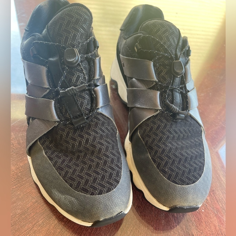 Sorel Athletic shoe. Sz 8.5